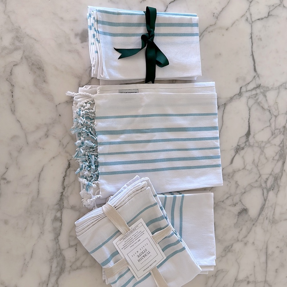 NWT Williams Sonoma- 1 runner/tablecloth, 4 napkins, and 8 placemats